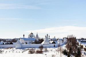 vista del convento de la intercesión en suzdal foto