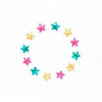 marco de corona redonda de estrellas decorativas foto