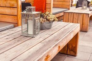 terraza del restaurante al aire libre con muebles de madera foto