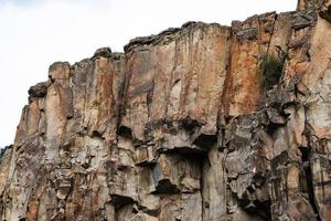 antiguas rocas volcánicas en el desfiladero de ihlara en capadocia foto