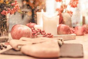 decoración de mesa de otoño para la cena navideña de acción de gracias foto