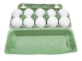 diez huevos de gallina blanca en caja verde aislado foto