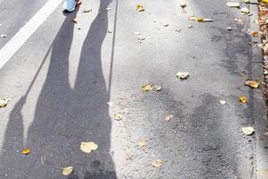 sombra del caminante de la marcha nórdica en el sendero foto