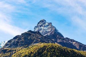 pico de la montaña sobre el pueblo turístico de dombay foto