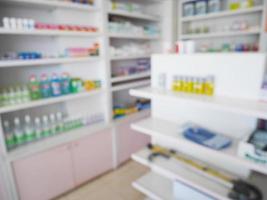 tienda de farmacia con medicamentos borrosos dispuestos en estantes foto