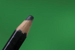 detalle de la punta de los lápices de colores sobre un fondo verde foto