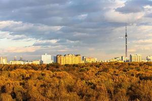 parque urbano y casas iluminadas por el sol otoñal foto