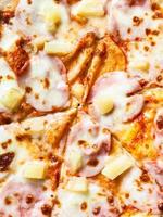 superficie de pizza con jamón y piña foto