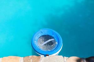 filtro de agua de plástico cerca de la pared de la piscina foto