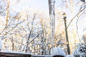 carámbano en el patio trasero de la casa del pueblo en invierno foto