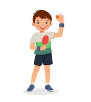 lindo niño pequeño jugador de tenis de mesa sosteniendo una pelota de ping pong con una paleta lista para jugar vector