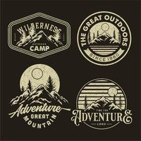 diseño de placa rústica de montaña hipster para camiseta. establecer colección de insignia de aventura vintage. logotipo de emblema de camping con ilustración de montaña en estilo retro aislado sobre fondo negro vector