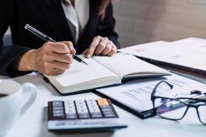 mujer de negocios que trabaja en la oficina de escritorio con análisis de estadísticas de gráficos de marketing foto