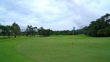 hermoso campo de golf con fondo de montaña video