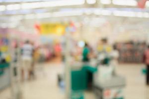 fondo borroso de la tienda del supermercado, mostrador del cajero con el cliente foto