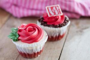 pastelitos de rosas rojas en la mesa de madera foto