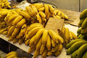 plátano en un mercado abierto foto