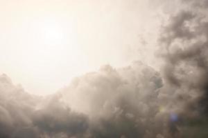 nube oscura en el cielo antes de la tormenta de lluvia foto