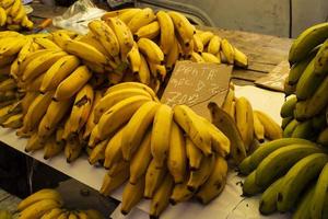 plátano en un mercado abierto foto