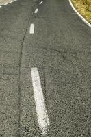 lineas blancas en el asfalto foto