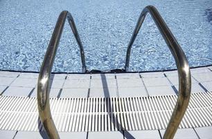 escalera de metal en una piscina foto