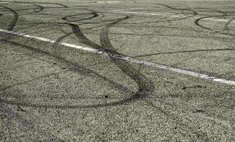 marcas de neumáticos en el asfalto foto