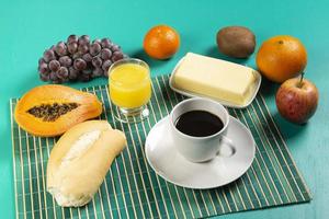 desayuno con café, fruta y pan. foto