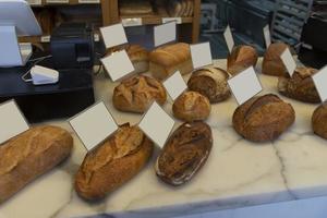 pan en el estante del mercado. foto