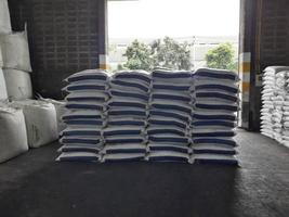 Fertilizante químico El stock de productos se empaqueta en sacos, se apila en el almacén, a la espera de su entrega. foto