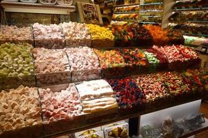 venta de especias y dulces en estambul, turquía en el mercado egipcio foto