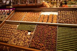 venta de especias y dulces en estambul, turquía en el mercado egipcio foto