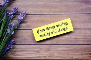 cita motivacional: si no cambias nada, nada cambiará. foto