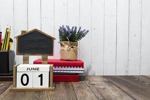 01 de junio texto de fecha de calendario en un bloque de madera blanco una mesa. foto