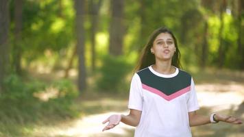 chica en el parque video