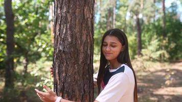 jolie femme dans la nature, marchant dans le parc video