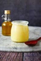 ghee casero en recipiente sobre una mesa, foto