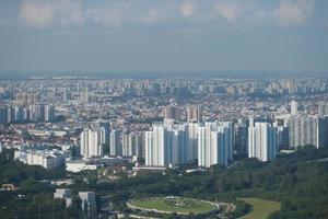 vista de ángulo alto de los edificios de la ciudad de singapur en la mañana foto