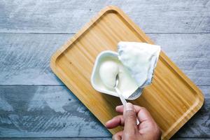 yogur fresco en un recipiente sobre la mesa foto