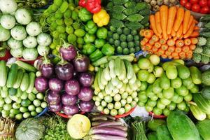 Venta de verduras frescas en el mercado local en Dhaka. foto