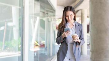 concepto de mujer trabajadora una joven gerente que asiste a una videoconferencia y sostiene una taza de café