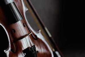 violín vintage instrumento musical de orquesta tomado con luz natural foto