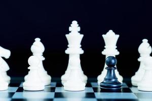 cerrar piezas de ajedrez en el tablero de ajedrez foto