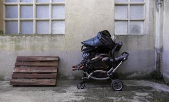 carros de bebe abandonados foto