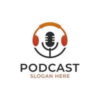 elemento de logotipo de programa de entrevistas de podcast con diseño de logotipo moderno de auriculares vector