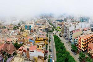 niebla de garúa. clima tipico en la ciudad de lima capital del peru foto