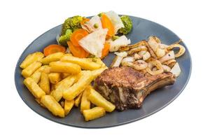 chuletón en el plato y fondo blanco foto