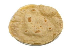 chapati en una canasta sobre fondo blanco foto