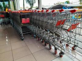 jombang, indonesia, 2022: las filas de carros de la compra que se alinean en los grandes centros comerciales se pueden usar para facilitar a los compradores moverse de lugar para llevar una gran cantidad de comestibles. foto