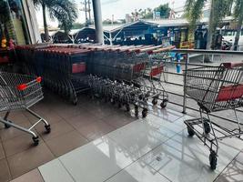 jombang, indonesia, 2022: las filas de carros de la compra que se alinean en los grandes centros comerciales se pueden usar para facilitar a los compradores moverse de lugar para llevar una gran cantidad de comestibles. foto