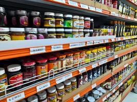 jombang, java oriental, indonesia, 2022 - filas de mermelada de pan o comer de varias marcas famosas en indonesia y halal en supermercados en indonesia. retrato de deliciosa exhibición de mermelada en el centro comercial. foto